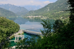 vecchia strada della valcellina, sentiero del Dint, vista sul lago di Barcis